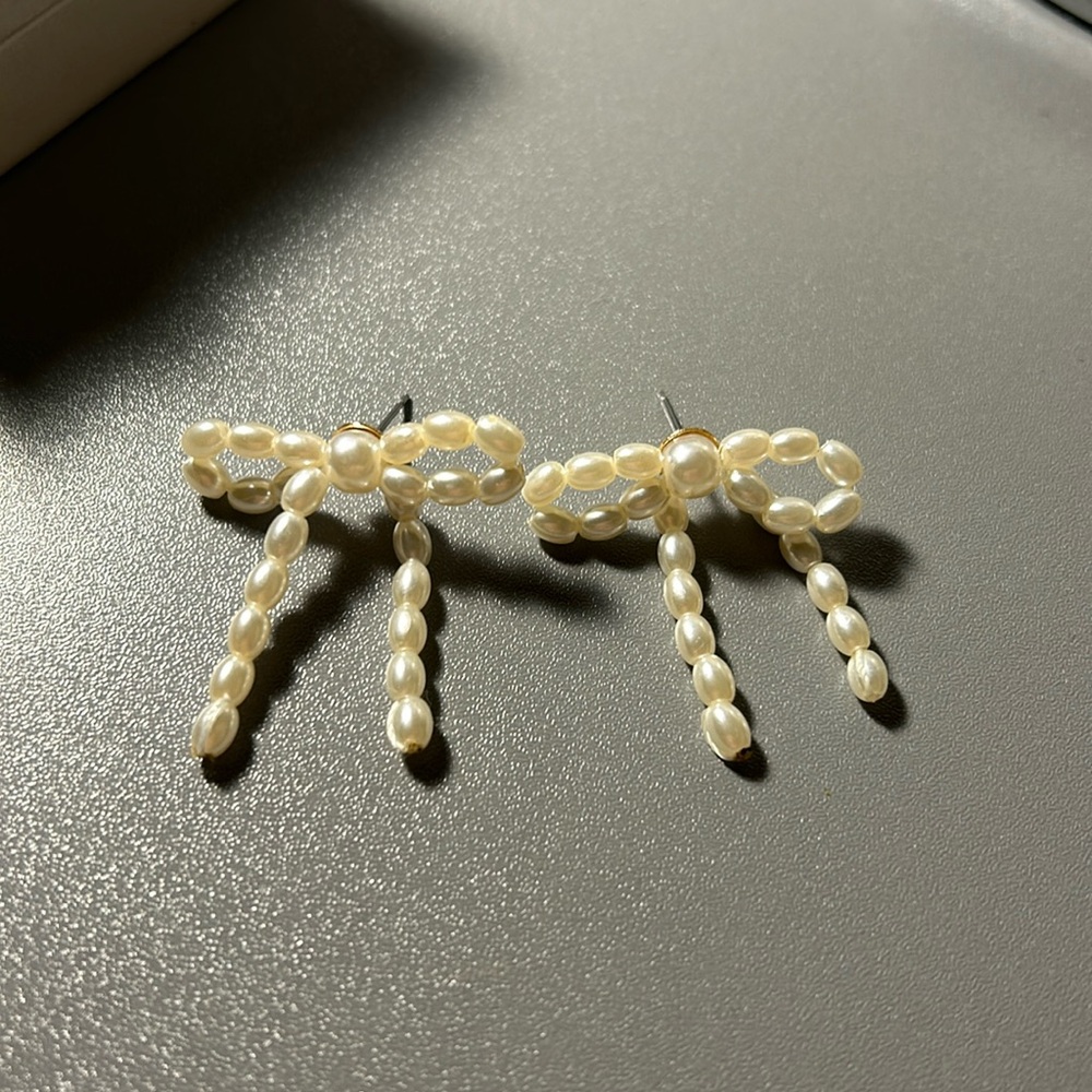 Pearl bow earrings